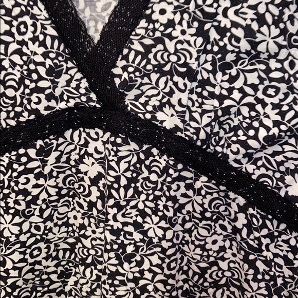 Banana Republic B&W Floral with Lace V Neck - Picture 6 of 12